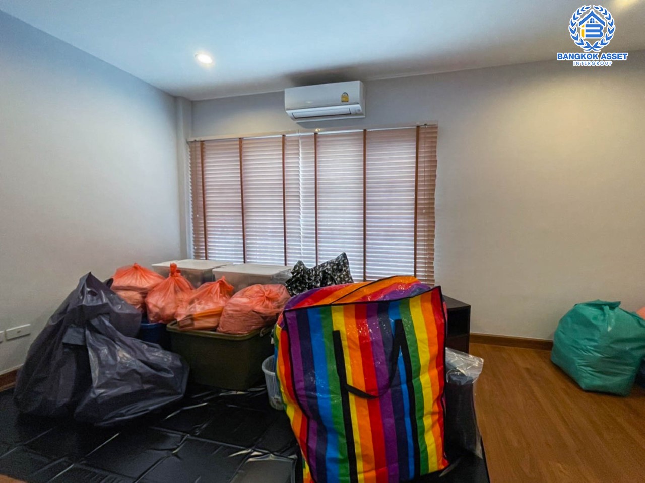 *****ทาวน์โฮมมือสอง ม. ดิเอ็กคลูซีฟ รัชดา-วงส์สว่าง บ้านสวยพร้อมเข้าอยู่ บนเนื้อที่กว่า 18.7 ตร.ว. พื้นที่ใช้สอยกว้างถึง 134 ตร.ม. 3 ห้องนอน 4 ห้องน้ำ 2 ที่จอดรถ บนทำเลโซนเมือง เดินทางสะดวกใกล้ร้านอาหาร เชื่อมต่อถนน วงศ์สว่าง, ติวานนท์, รัตนาธิเบศร์ ใกล้รถไฟฟ้าสายสีม่วงสถานี "แยกติวานนท์" และ ทางด่วน "ศรีรัช"